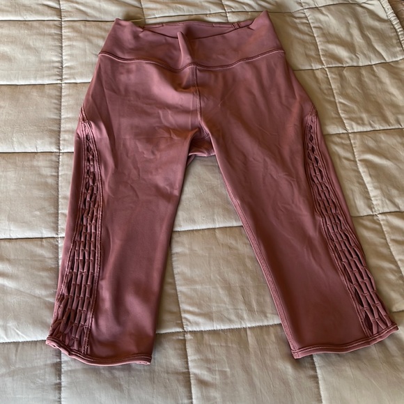 Lululemon 17” Crop athletic leggings - Picture 1 of 3